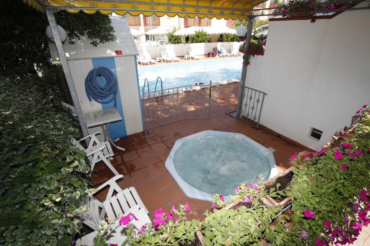 Hotel Villa Dei Fiori - Sul Mare Con Piscina Viserbella di Rimini Bagian luar foto
