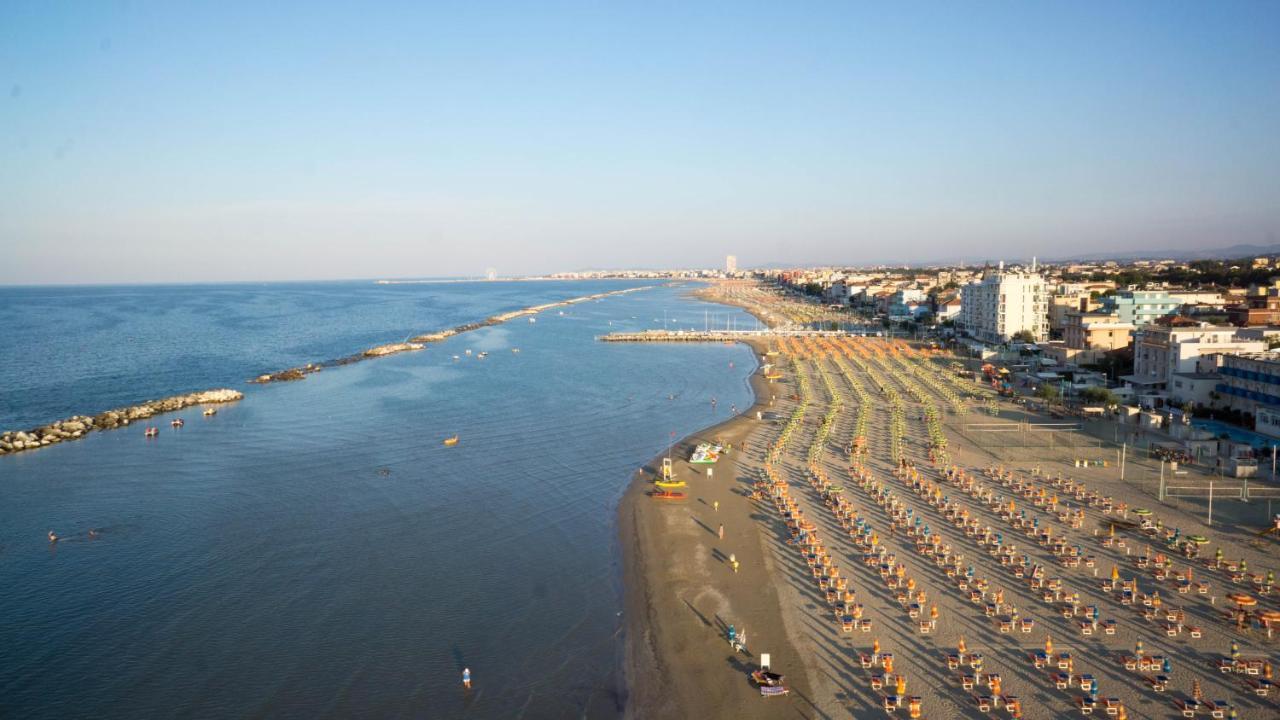 Hotel Villa Dei Fiori - Sul Mare Con Piscina Viserbella di Rimini Bagian luar foto