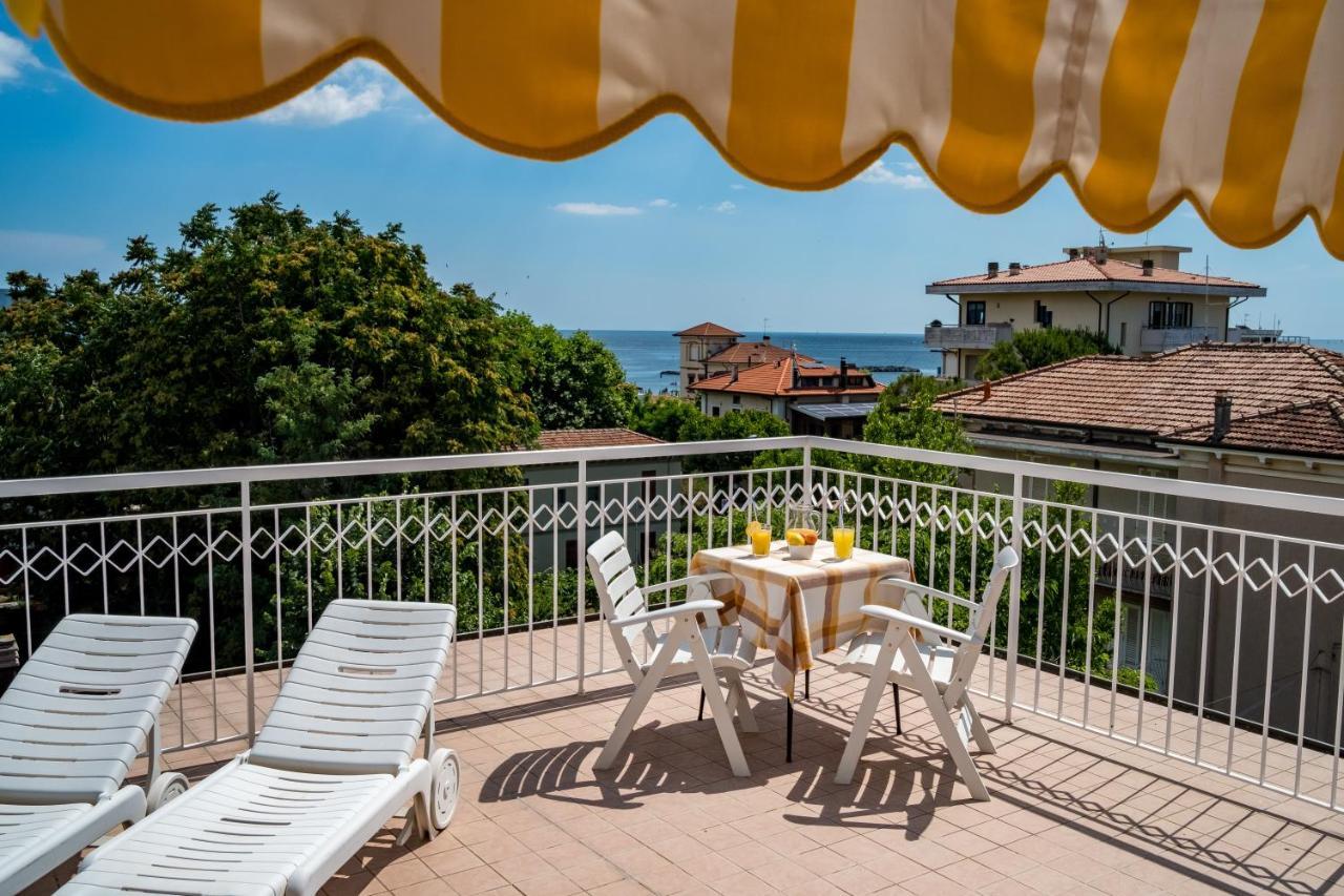 Hotel Villa Dei Fiori - Sul Mare Con Piscina Viserbella di Rimini Bagian luar foto