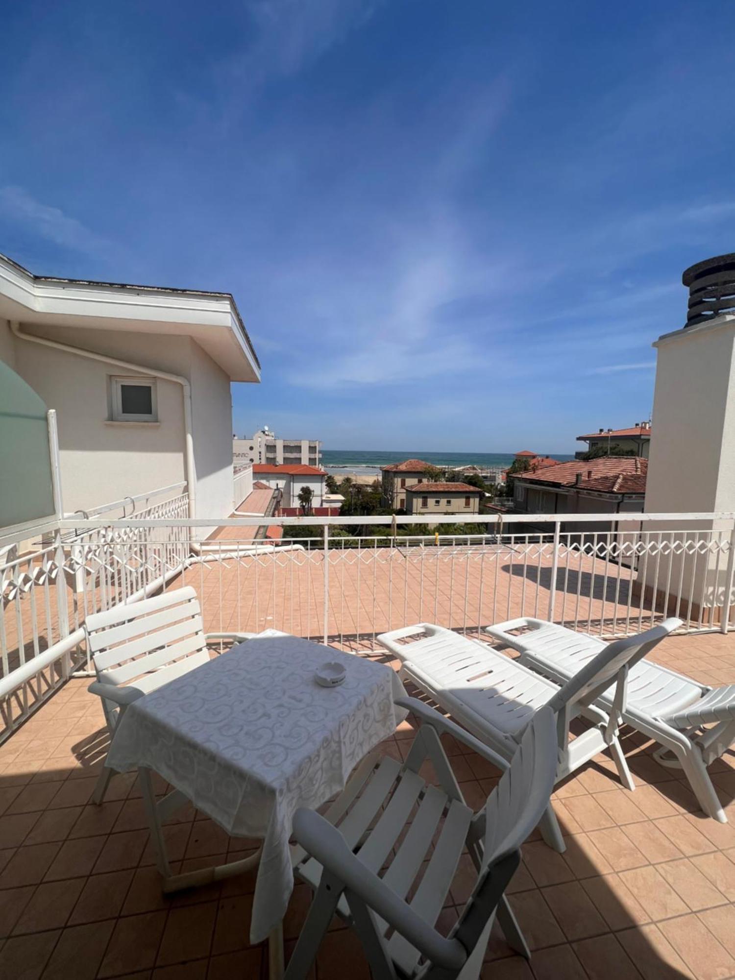 Hotel Villa Dei Fiori - Sul Mare Con Piscina Viserbella di Rimini Bagian luar foto