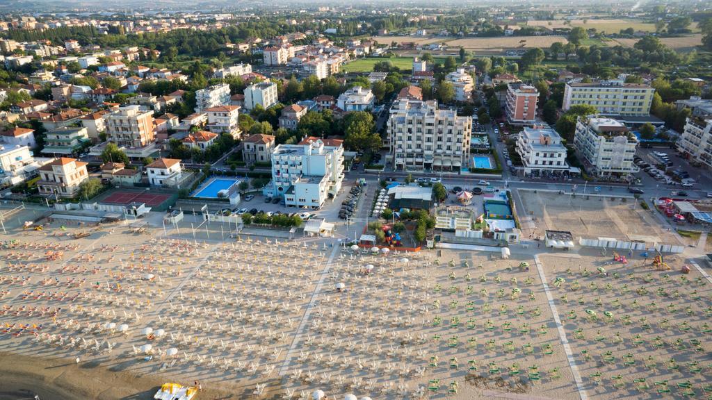 Hotel Villa Dei Fiori - Sul Mare Con Piscina Viserbella di Rimini Bagian luar foto